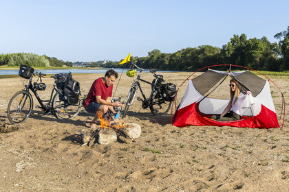 France, Maine-et-Loire (49), vallée de la Loire classée au Patrimoine Mondial par l'UNESCO, Saumur vers Saint-Hilaire, randonnée à bicyclette le long des berges de la Loire, installation du campement pour la nuit sur un des bancs de sable formant des îles sur la Loire
