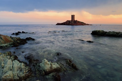 France, Var (83), Agay commune de Saint-Raphaël, massif de l'Estérel, la Corniche d'Or, la tour de l'Ile d'Or au large du cap du Dramont