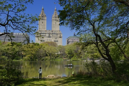Etats-Unis, New York, Manhattan, Central Park, le Lac et la Skyline avec les immeubles Le San Remo (145 and 146 Central Park West)