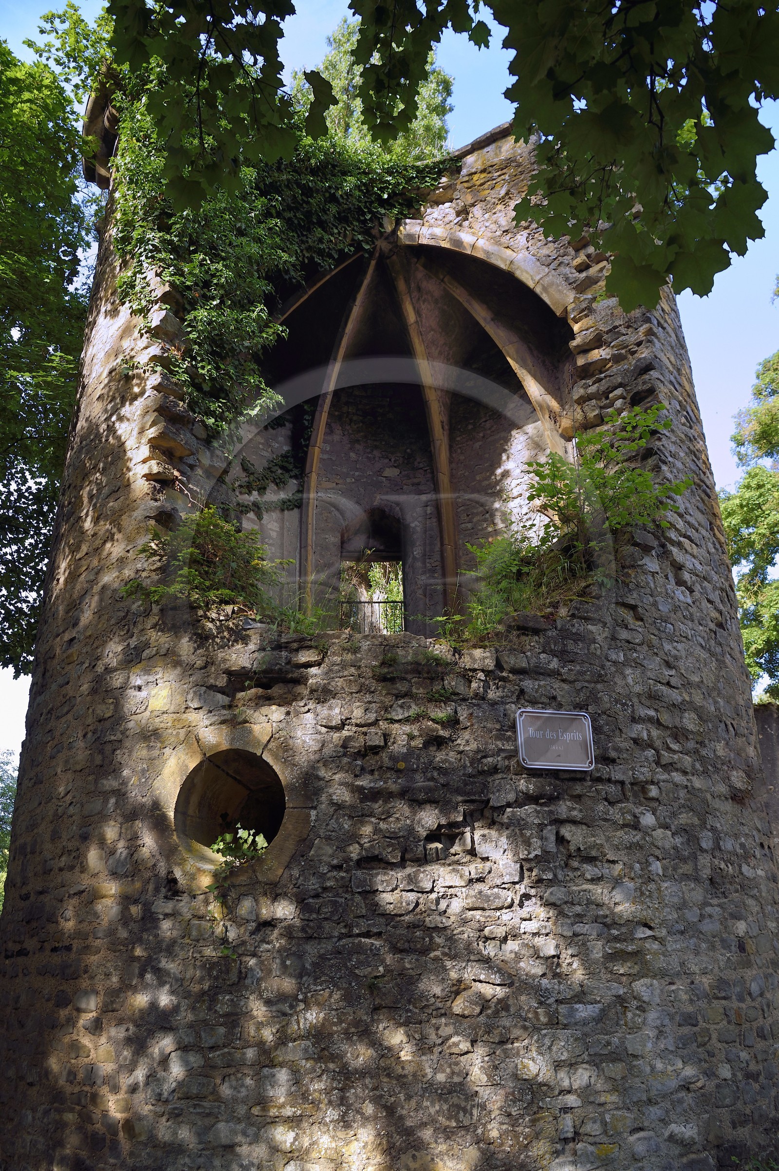 France, Moselle (57), Metz, circuit des remparts le long de la Moselle et de la Seille, ruine de la tour des Esprits proche du Pont des Grilles