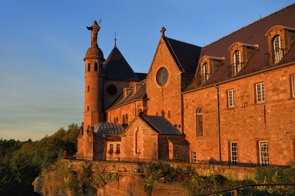 France, Bas-Rhin (67), Mont Saint-Odile, abbaye de Hohenbourg encore appelée couvent du Mont-Sainte-Odile, statue de Sainte Odile placée sur le toit du couvent et faisant face à la plaine d'Alsace