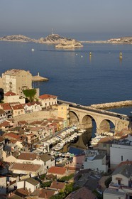 France, Bouches-du-Rhône (13), Marseille, quartier d'Endoume, le Vallon des Auffes, l'archipel du Frioul avec le Chateau d'If en arrière plan