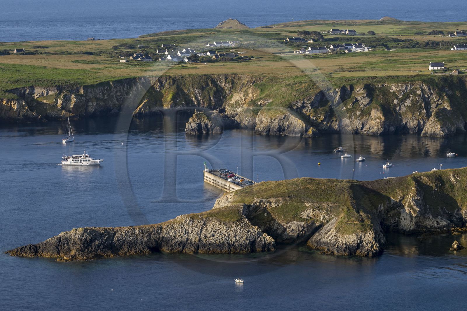 France, Finistère (29), Mer d'Iroise, Ile d'Ouessant, le port du Stiff qui est le terminal du bateau qui relie l'ile au continent