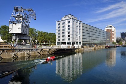France, Bas-Rhin (67), Strasbourg, amenagement du port du Rhin et reconversion du mole du Bassin d'Austerlitz, presqu'ile Malraux, la médiathèque André Malraux