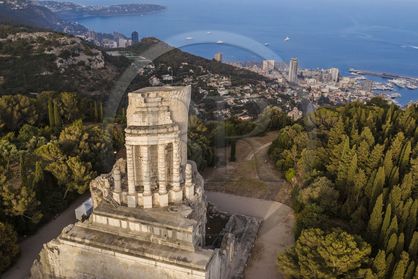 France, Alpes-Maritimes (06), La Turbie, Trophée d'Auguste ou Trophée des Alpes, monument romain édifié en l'an 6 avant J.-C., la Principauté de Monaco en arrière plan (vue aérienne)