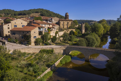 France, Haute-Loire (43), Lavaudieu, labellisé Les Plus Beaux Villages de France, l'Abbaye Saint-André de style roman auvergnat et le vieux pont sur la Senouire (vue aérienne)