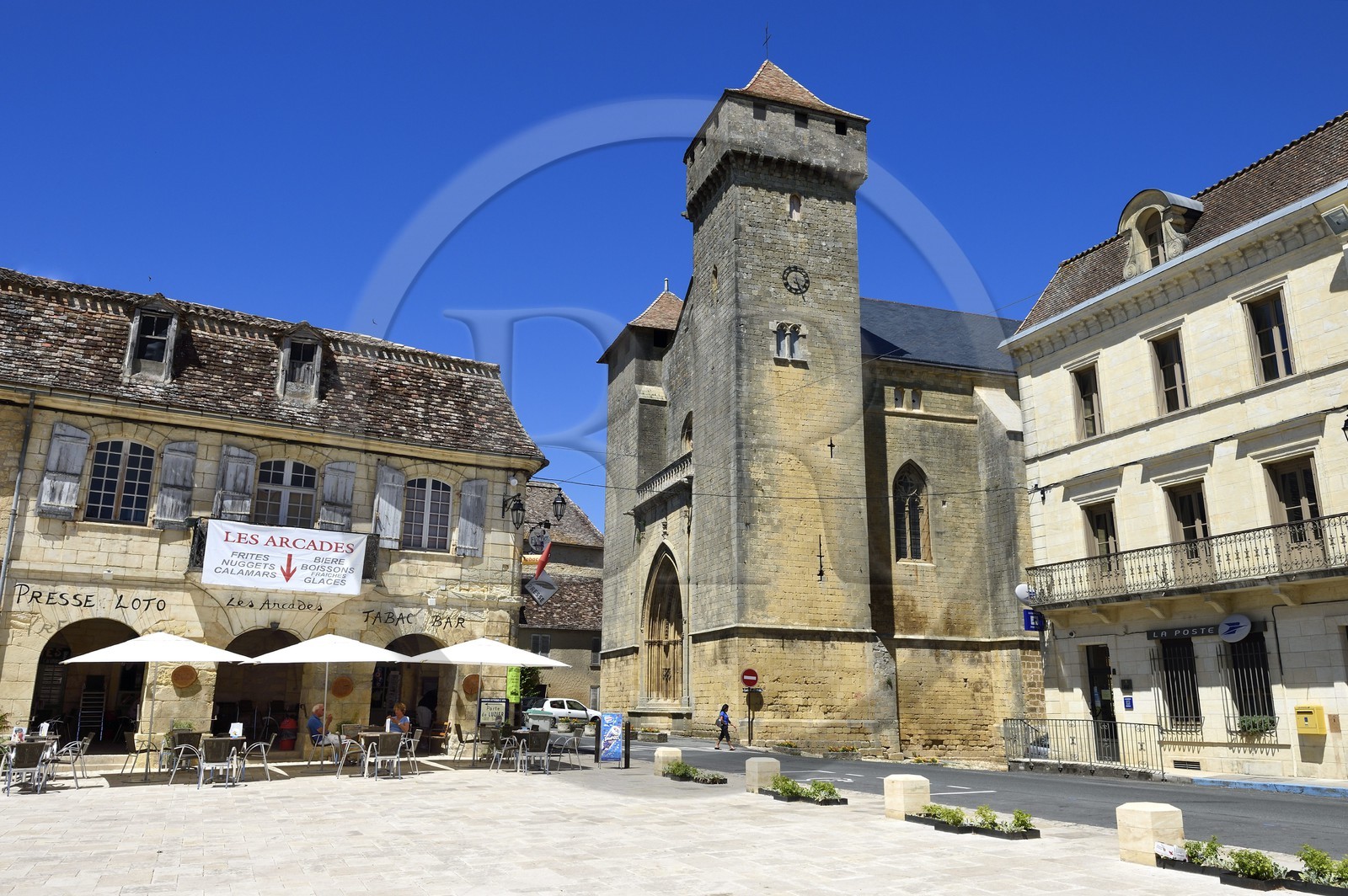 France, Dordogne (24), Périgord Pourpre, Beaumont-du-Périgord, la place Jean Moulin et l'église fortifiée Saint-Laurent-et-Saint-Front de style gothique anglais du XIIIe siècle au coeur de la bastide