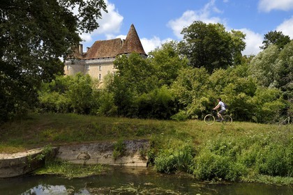France, Dordogne (24), Périgord Blanc, Douzillac près de Neuvic, chateau de Mauriac en bordure de la rivière L'Isle que longe la Véloroute Voie verte