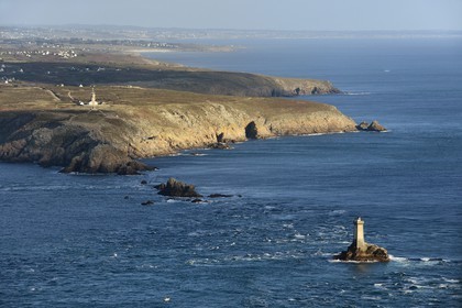 France, Finistère (29), Mer d'Iroise, Plogoff, le phare de la Vieille et la Pointe du Raz en arrière plan (vue aérienne)