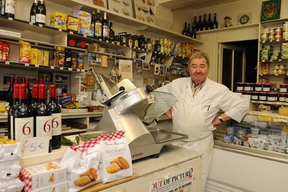 France, Paris (75), île Saint Louis, monsieur Lefranc dans son épicerie de la rue Saint-Louis-en-l'île