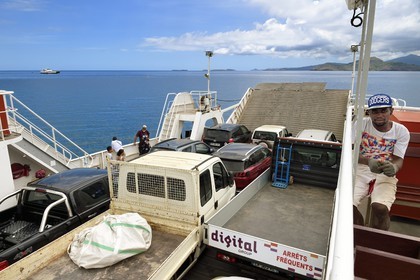 France, Ile de Mayotte, Mamoudzou, arrivée sur Grande-Terre de la barge en provenance de Dzaoudzi sur Petite Terre