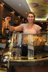 France, Paris (75), île Saint Louis, glaces de la Maison Berthillon, Murielle Berthillon