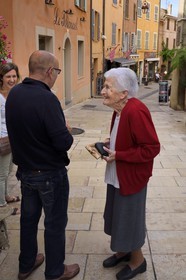 France, Var (83), Bormes-les-Mimosas, borméens dans la rue Carnot, rue principale de la vieille ville