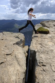 Norvège, Rogaland, le Rocher de La Chaire (Preikestolen) surplombant de 600m le Lysefjord, fjord de Lysebotn