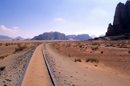 Jordanie, désert du Wadi Rum, la voie de chemin de fer qu'a connu Laurence d'Arabie
