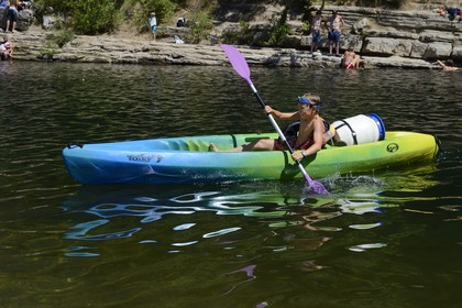 France, Ardèche (07), Les Vans, kayaks descendant la rivière Chassezac