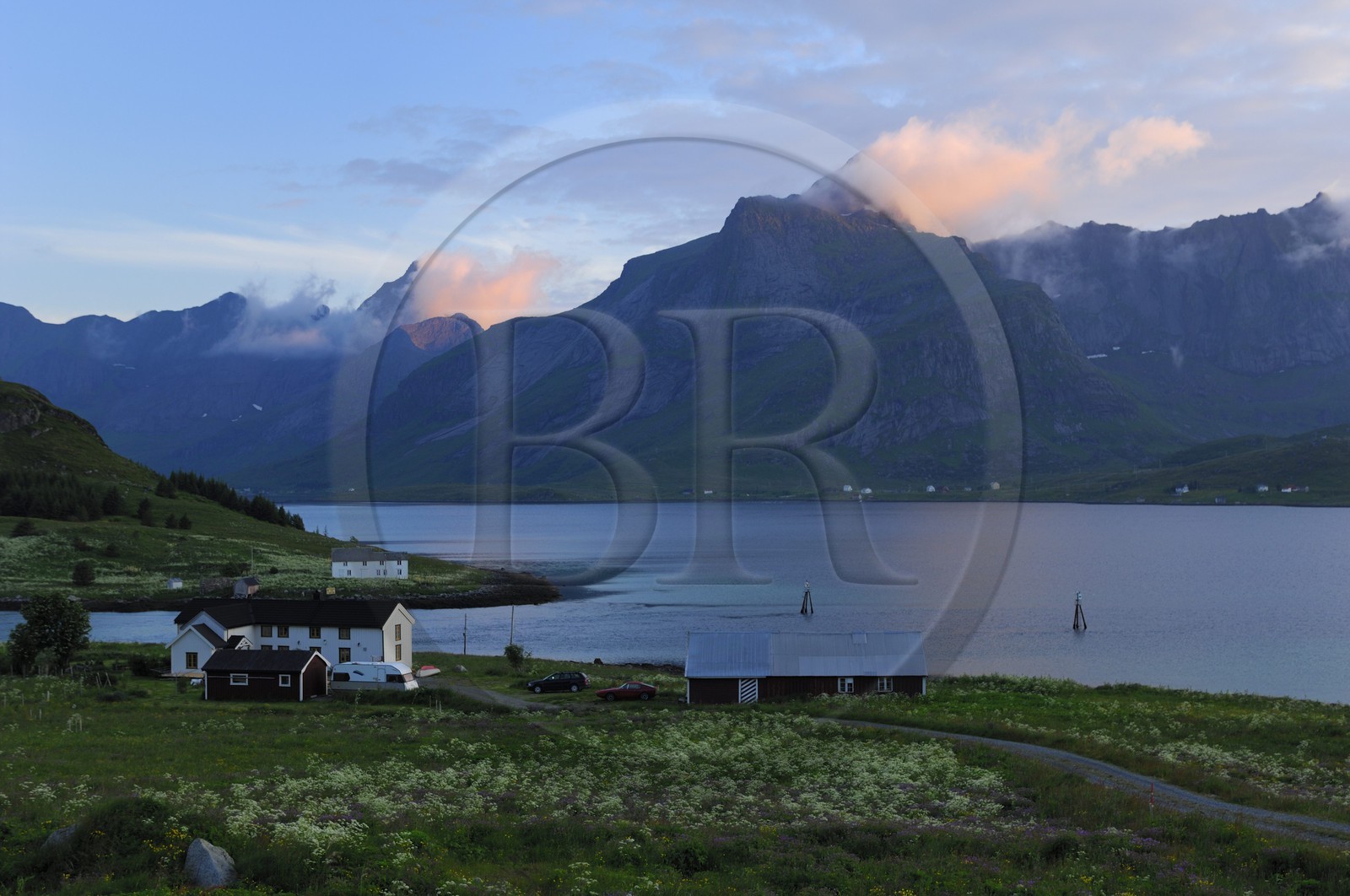 Norvège, Nordland, Iles Lofoten, Ile de Moskenes, le Selfjorden au soleil de minuit