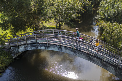 France, Deux-Sèvres (79), le Marais Poitevin, la Venise Verte, Le Vanneau-Irleau, randonnée à bicyclette le long des canaux et passage d'une passerelle (vue aérienne)
