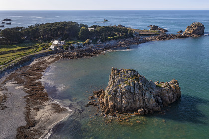France, Côtes-d'Armor (22), Côte d'Ajoncs, Plougrescant, rochers à la plage de Porz Hir ou Pors-hir sur le chemin de Grande Randonnée GR 34 et La Pointe du Chateau en arrière plan (vue aérienne)