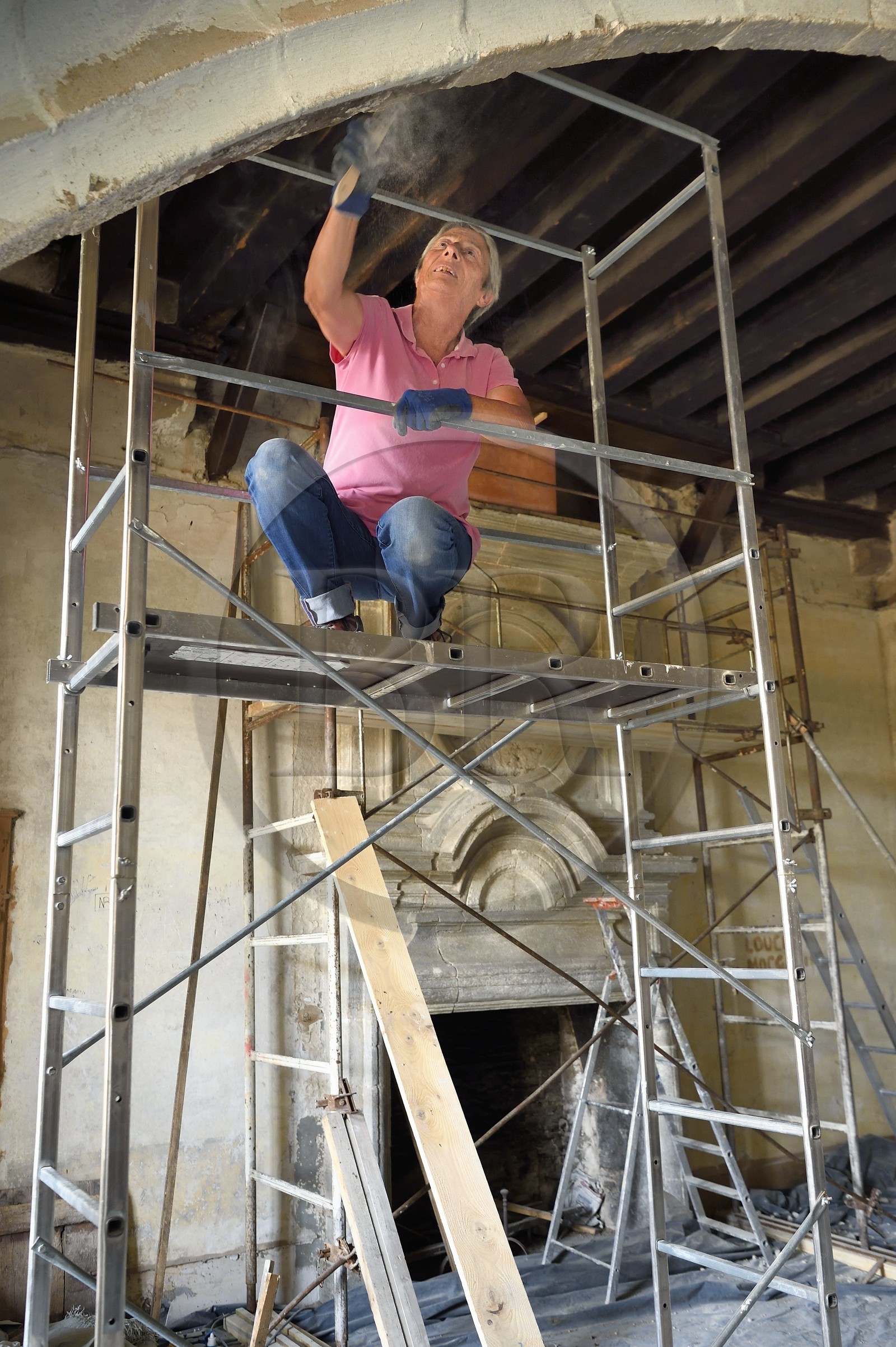France, Allier (03), ancienne province du Bourbonnais, Besson, chateau de Fourchaud (XIVe siècle au XVIe siècle) appartenant aujourd'hui aux descendants des Bourbon-Parme, volontaires de l'association de sauvegarde du chateau en plein travaux de restauration