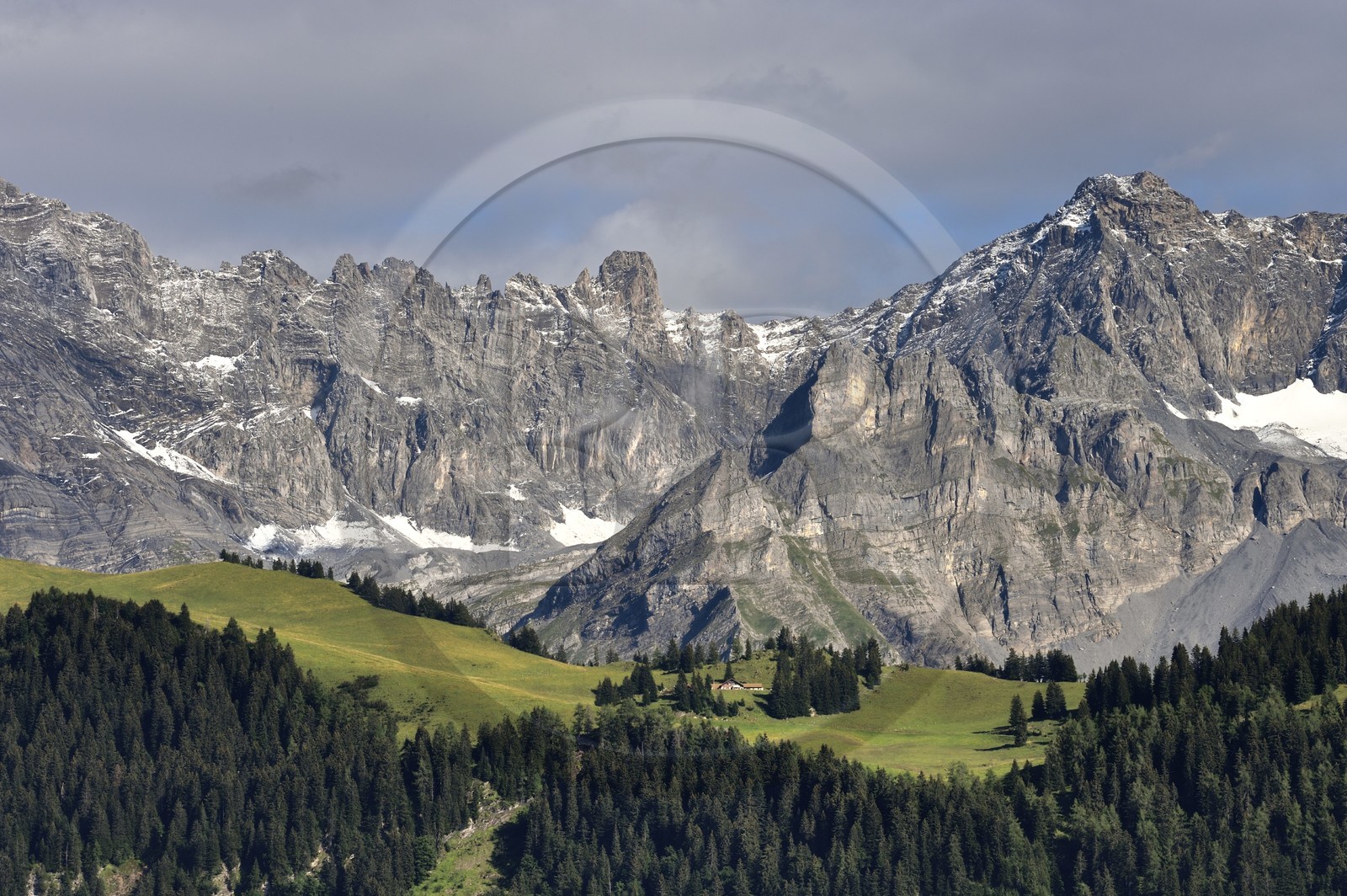 Suisse, canton de Vaud, Villars-sur-Ollon, panorama sur le massif de l'Argentine surplombant Solalex