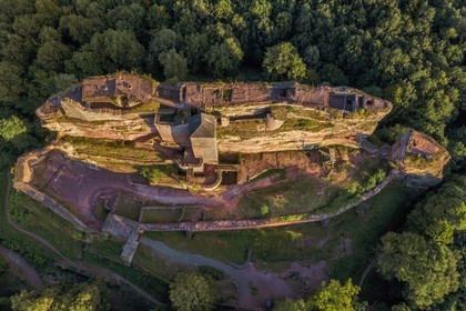 France, Bas-Rhin (67), Parc naturel régional des Vosges du Nord, Lembach, chateau de Fleckenstein (vue aérienne)