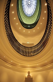 Royaume-Uni, Ecosse, Glasgow, balcons du hall principal à l' intérieur de la Gallery of Modern Art sur Queen street