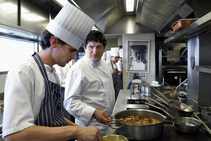 France, Alpes-Maritimes (06), Menton, Restaurant Le Mirazur, le Chef doublement étoilé Michelin Mauro Colagreco dans sa cuisine
