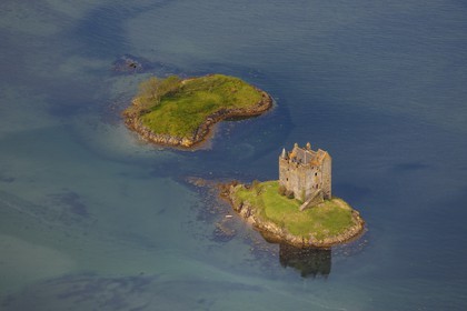 Royaume-Uni, Ecosse, Highland, Port Appin, le château de Stalker est une maison tour à quatre étages se trouvant sur îlot du Loch Laich dans un bras de mer du Loch Linnhe (vue aérienne)