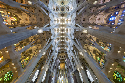 Espagne, Catalogne, Barcelone, quartier de l'Eixample, basilique de la Sagrada Familia de l'architecte du modernisme catalan Antoni Gaudi classée Patrimoine Mondial de l'UNESCO, le chœur et la voute de la Nef en haut