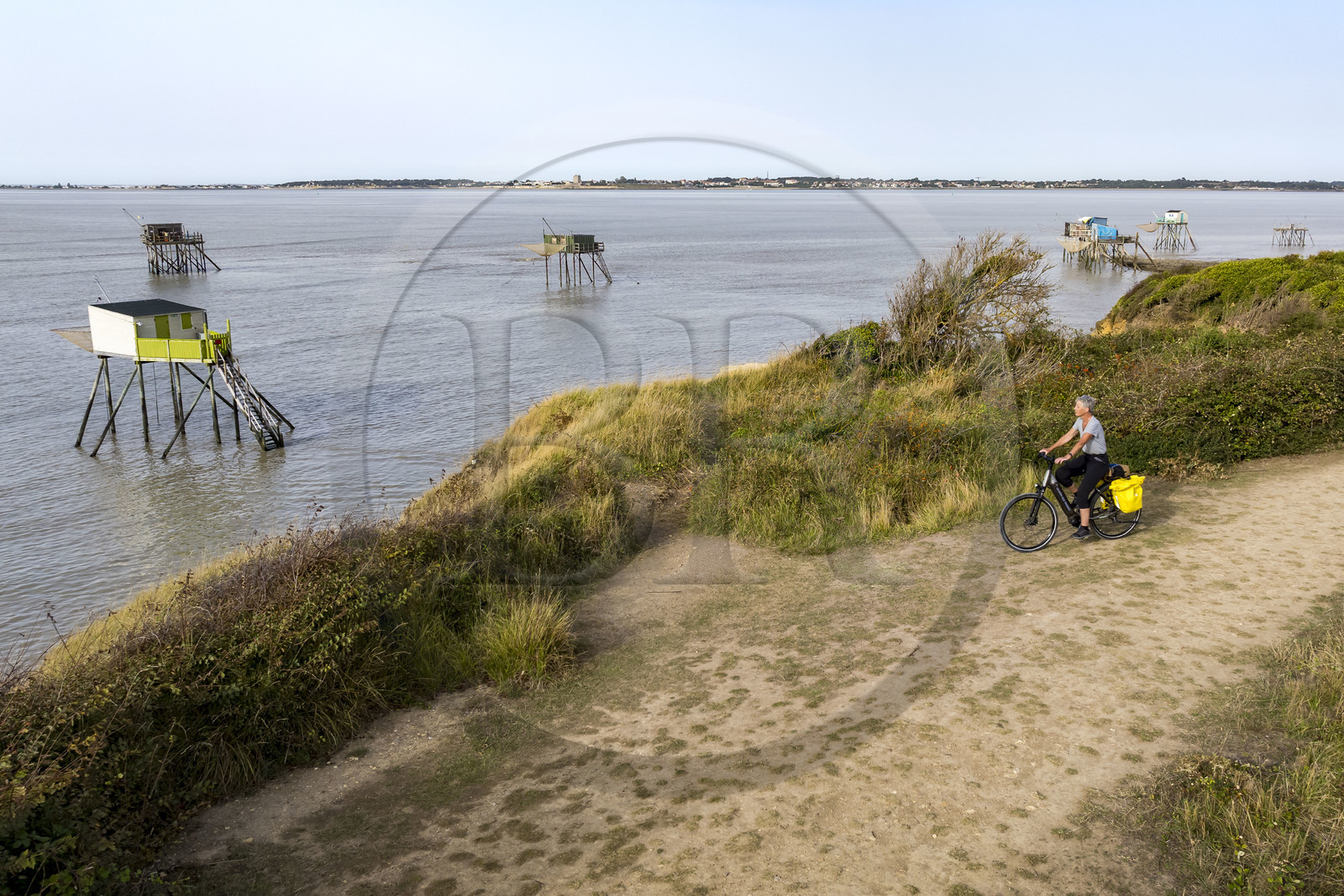 France, Charente-Maritime (17), Port-des-Barques, Ile Madame, cabanes sur pilotis appelées carrelets et cycliste en randonnée (vue aérienne)