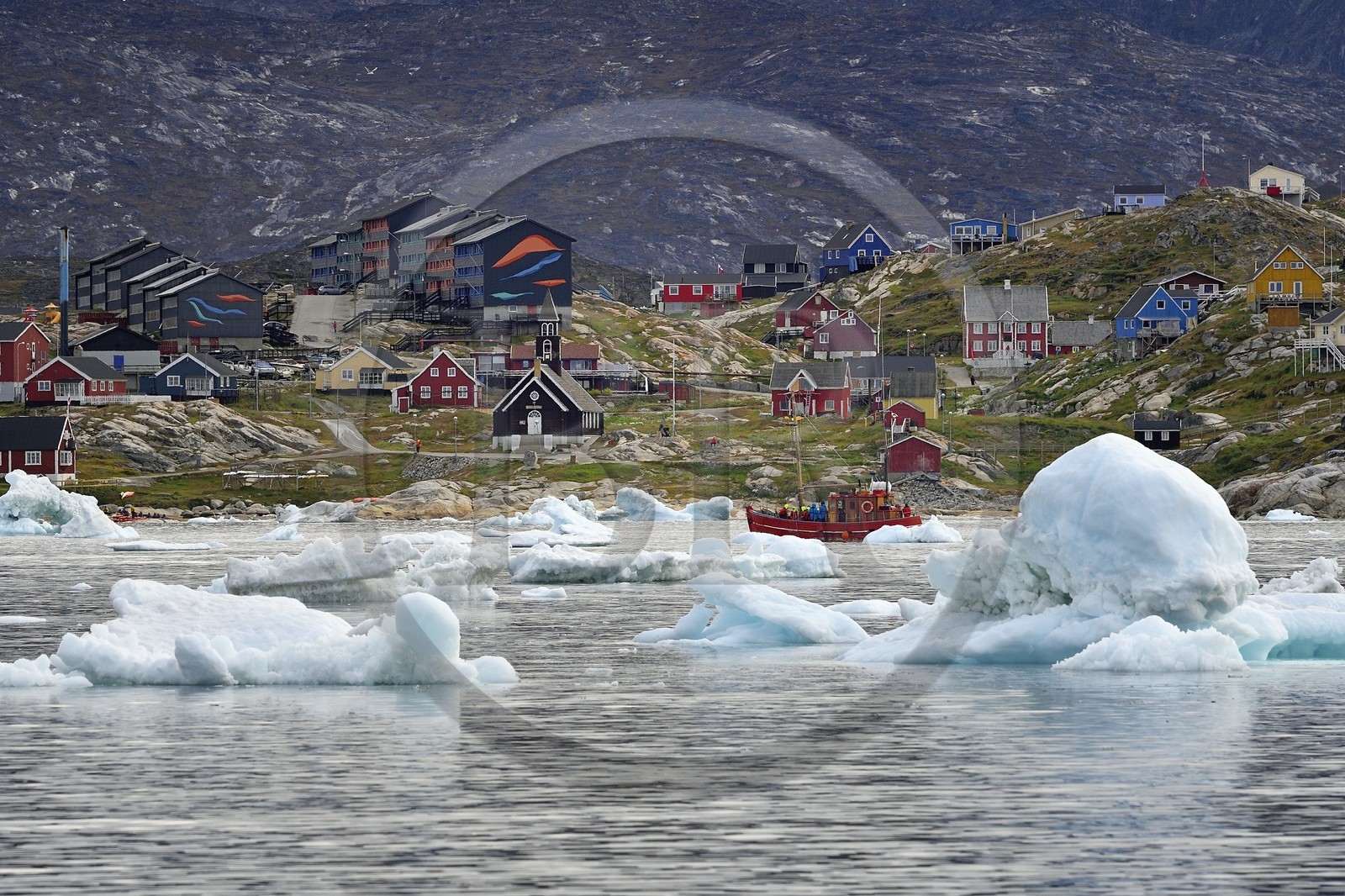Groenland, cote ouest, baie de Disko, Ilulissat, église de Sion construite à la fin du XVIIIe siècle et icebergs en premier plan, logement social en arrière-plan