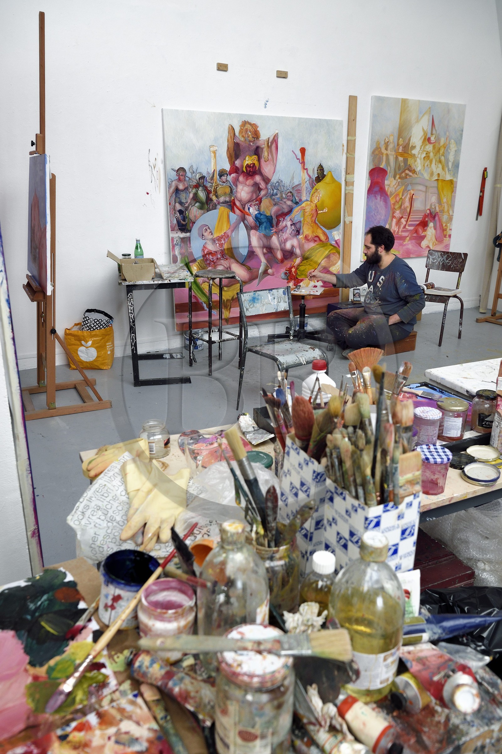 France, Paris (75), quartier de Saint-Germain-des-Prés, Ecole nationale supérieure des Beaux-Arts, batiment Chimay dans l'ancien Hotel de Chimay, l'étudiant en 5ème année Enzo Certa dans l'atelier Tim Eitel