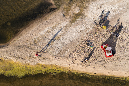 France, Maine-et-Loire (49), vallée de la Loire classée au Patrimoine Mondial par l'UNESCO, randonnée à bicyclette le long des berges de la Loire, campement pour la nuit sur un des bancs de sable formant des îles sur la Loire (vue aérienne)
