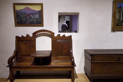 France, Pyrénées-Atlantiques (64), Pays-Basque, Bayonne, Musée Basque, banc coffre basque zuzulu