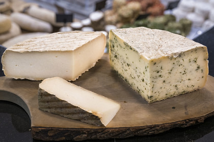 France, Bas-Rhin (67), Parc naturel régional des Vosges du Nord, Obersteinbach, la chèvrerie de La Ferme du Steinbach, vente de de fromages de chèvre fermiers, tomme nature et tomme à l'ail des ours
