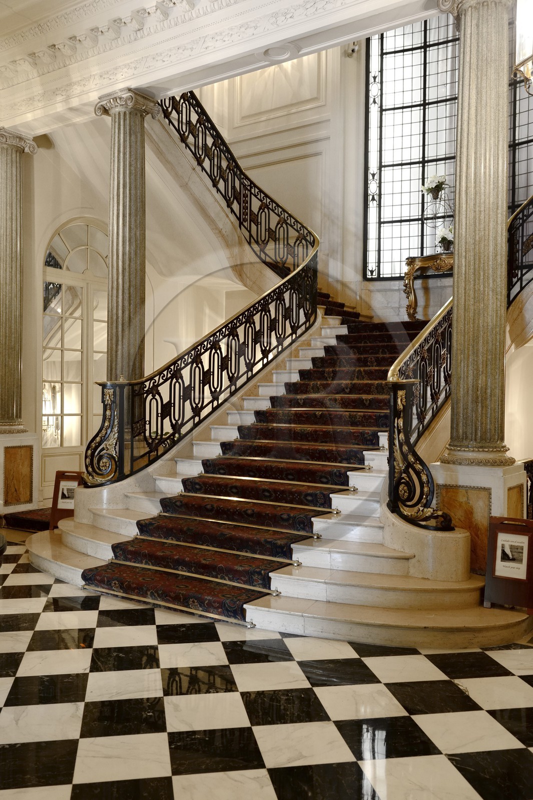 Argentine, Buenos Aires, escalier d'honneur du Four Seasons Hotel, La Mansion foyer