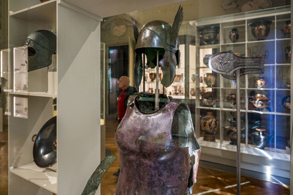 France, Paris (75), Bibliothèque Nationale de France, site Richelieu, la Salle de Luynes, armure d'un guerrier italique, Italie méridionale entre 350 et 300 av J.-C.