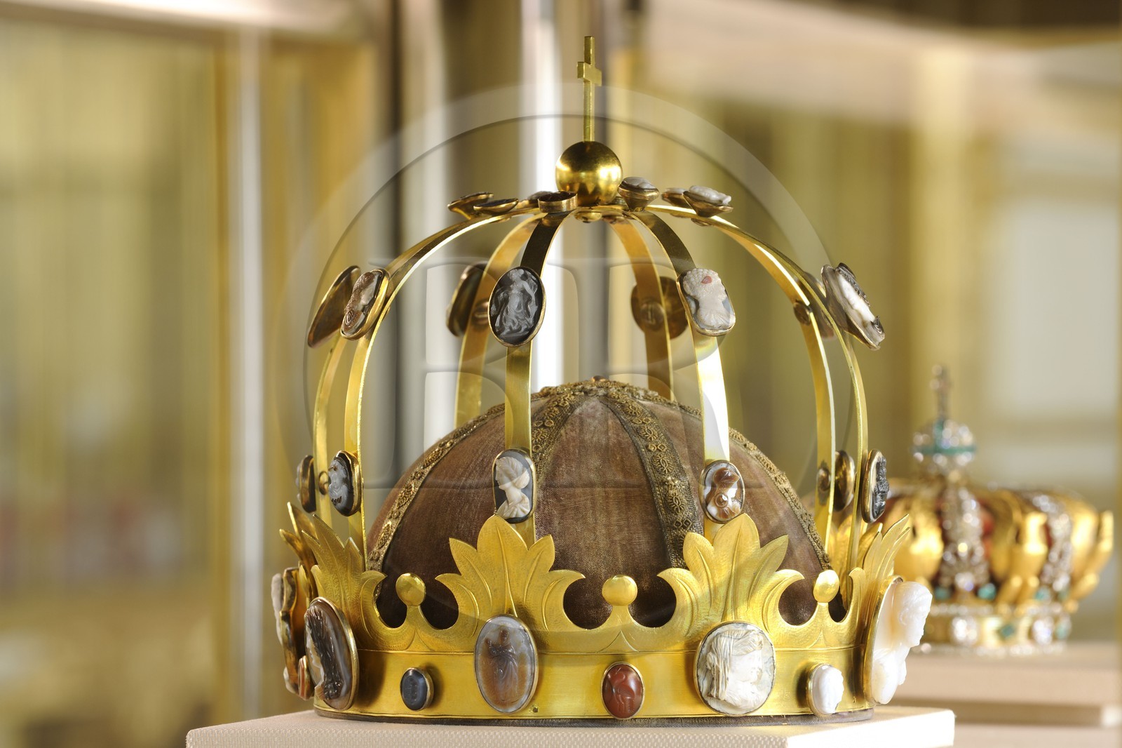 France, Paris (75), Musée du Louvre, la galerie d'Appolon dans l'aile Denon, couronne dite de Charlemagne utilisée lors du sacre de Napoléon I