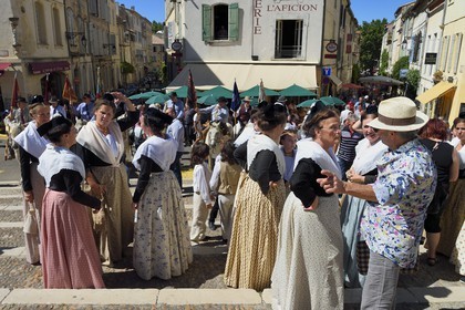France, Bouches-du-Rhône (13), Arles, la course camarguaise de la Cocarde d'Or aux Arènes, arlésiennes en costume traditionnel