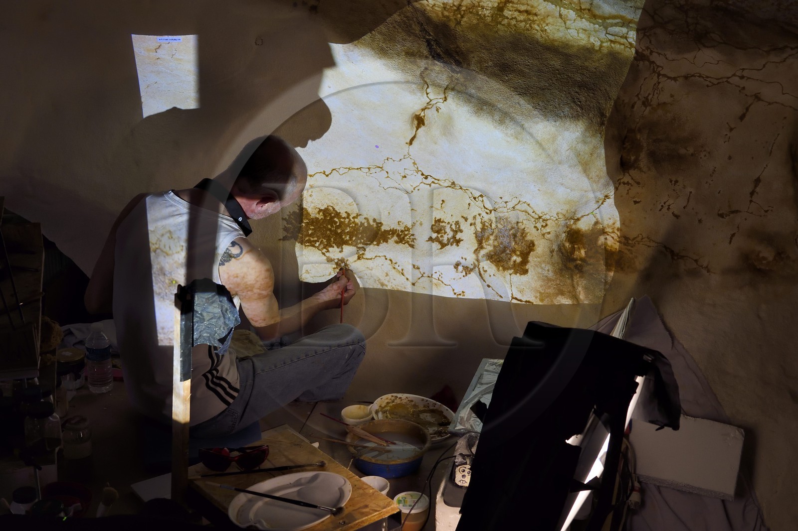 France, Dordogne (24), Montignac, l’Atelier des Fac-Similés du Périgord (AFSP) spécialisé dans la reproduction minérale de parois ornées de la préhistoire et en charge de la reconstitution fidèle des parois de la grotte de Lascaux, reproductions des peintures, mention obligatoire Atelier des Fac-Similés du Périgord