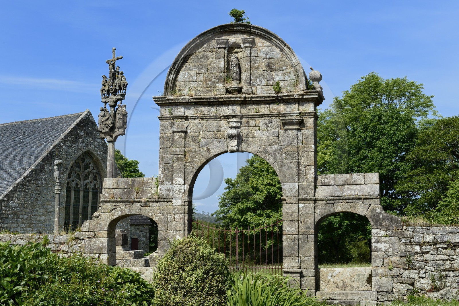 France, Finistère (29), Plomodiern, chapelle Sainte-Marie du Menez-Hom, l'arc de triomphe à l'entrée de l'enclos paroissial
