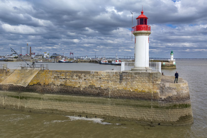 France, Loire-Atlantique (44), Saint-Nazaire, le phare de la jetée ouest sur la pince de crabes (surnom donné à l'entrée Sud au bassin portuaire par les deux jetées)(vue aérienne)