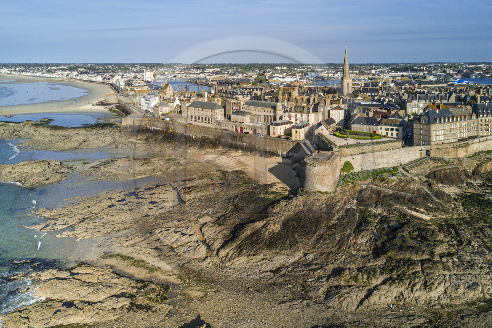 France, Ille-et-Vilaine (35), Côte d'Emeraude, Saint-Malo, la ville fortifiée avec la Tour Bidouane au premier plan (vue aérienne)