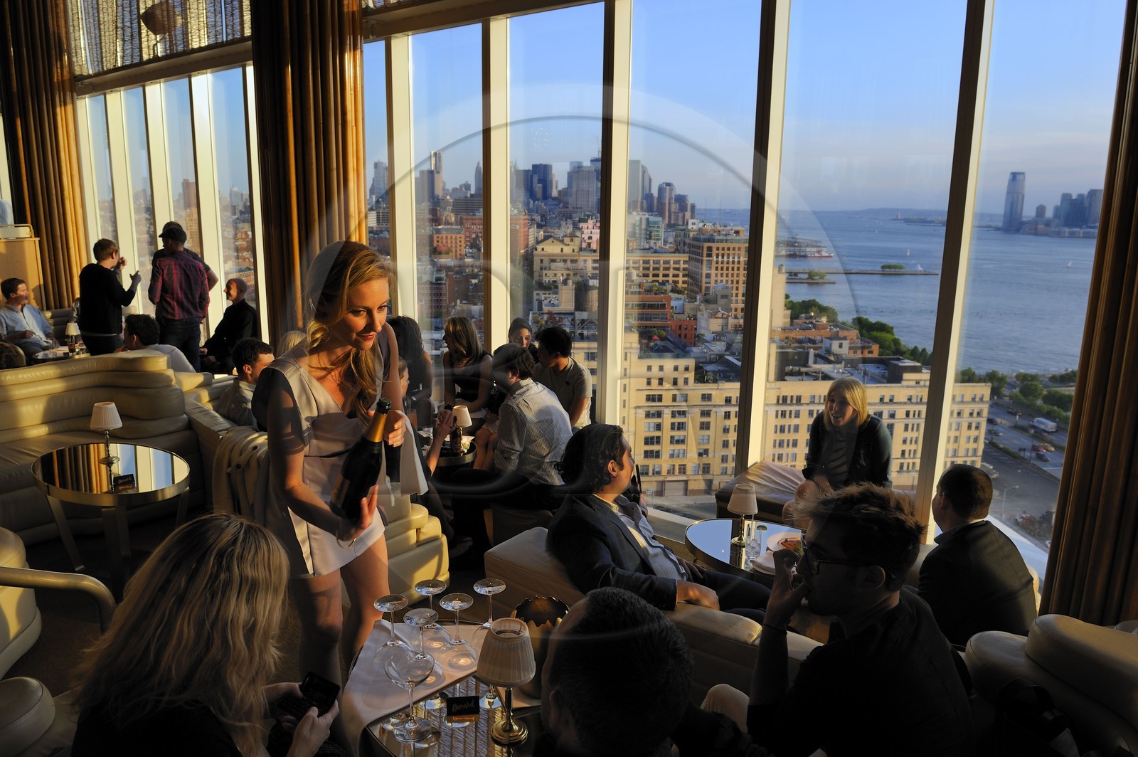 Etats-Unis, New York, Manhattan, Meatpacking district, champagne au bar du Standart Hotel qui surplombe la High Line, vue sur Downtown, Hudson river et New Jersey