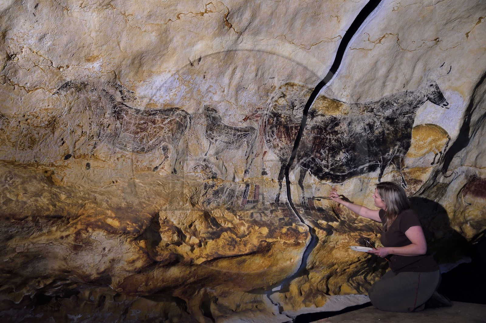 France, Dordogne (24), Montignac, l’Atelier des Fac-Similés du Périgord (AFSP) spécialisé dans la reproduction minérale de parois ornées de la préhistoire et en charge de la reconstitution fidèle des parois de la grotte de Lascaux, reproductions des peintures par la peintre-copiste Beth, mention obligatoire Atelier des Fac-Similés du Périgord