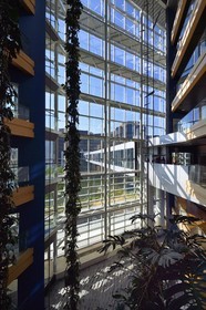 France, Bas-Rhin (67), Strasbourg, quartier européen, le Parlement européen, batiment Winston Churchill relié au batiment Louise-Weiss par une passerelle dans le prolongement de la grande rue