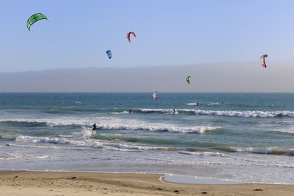 Etats-Unis, Californie, kitesurf sur une plage en bordure de la Highway n°1 au sud de San Fransisco