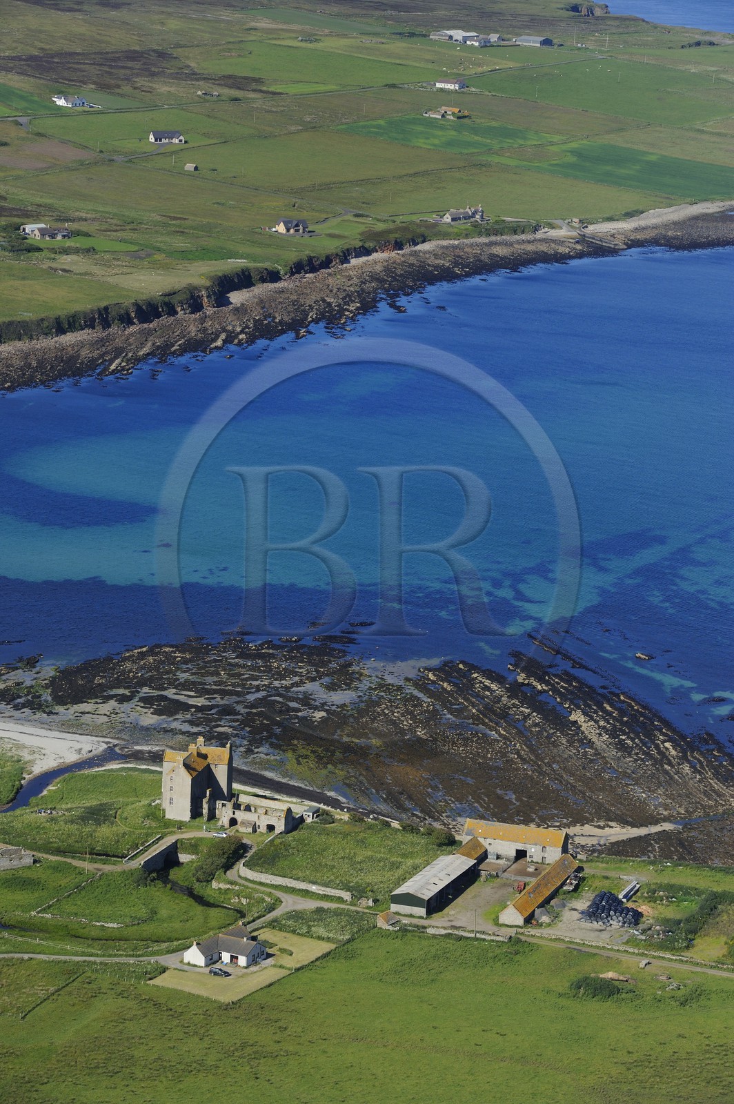 Royaume-Uni, Ecosse, Highland, la côte Est du district de Caithness au nord de la ville de Wick, fermes autours de Freswick Bay (vue aérienne)