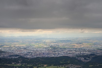France, Puy-de-Dôme (63), Parc Naturel Régional des Volcans d'Auvergne, Chaine des Puys classée Patrimoine Mondial de l’UNESCO, Clermont-Ferrand vu depuis le sommet du Puy de Dôme